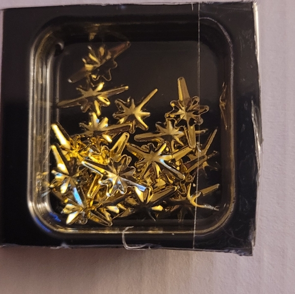 Gold and silvertone nail art kits and designs - Picture 3 of 16